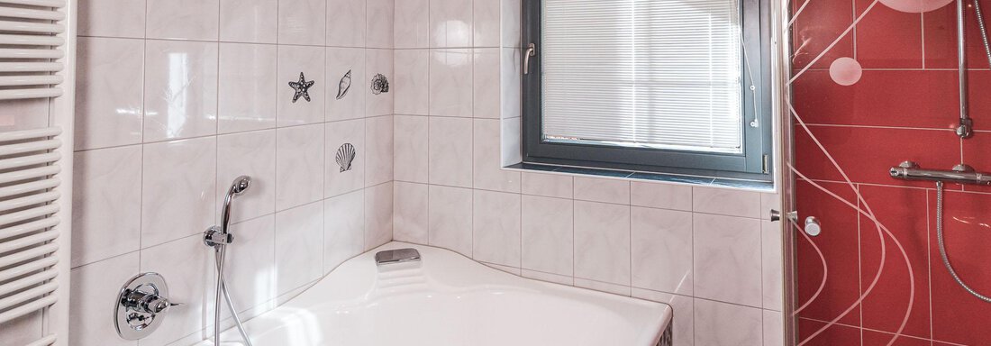 Badezimmer mit Eckbadewanne und WC - APART Naturcamping Kuprian - Huben