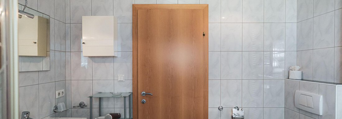 Badezimmer mit Dusche,Badewanne und WC - APART Naturcamping Kuprian - Huben