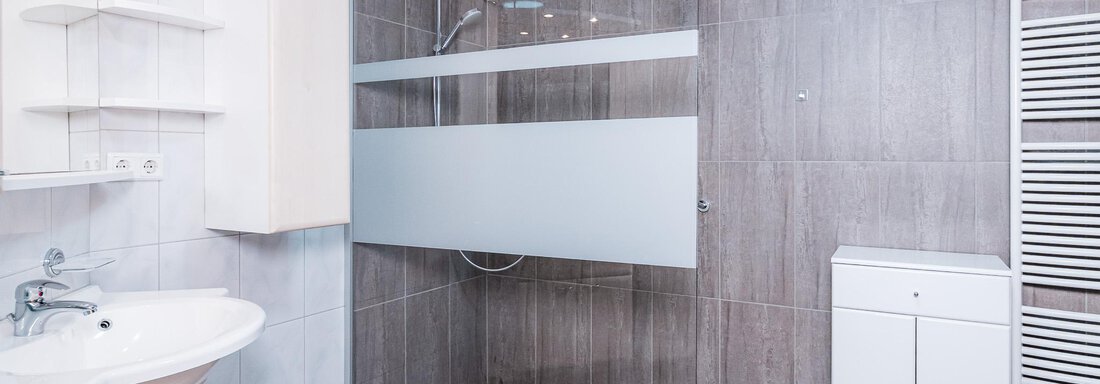 Badezimmer mit Dusche - APART Naturcamping Kuprian - Huben