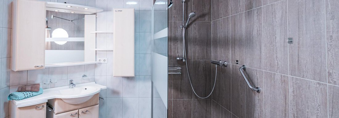 Badezimmer mit Dusche - APART Naturcamping Kuprian - Huben