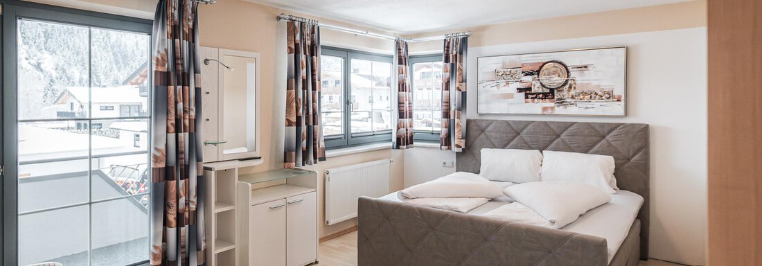 Schlafzimmer mit Doppelbett - APART Naturcamping Kuprian - Huben