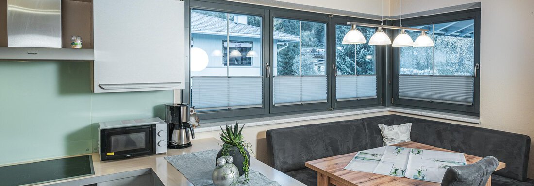 Moderne Küche mit Essecke - APART Naturcamping Kuprian - Huben