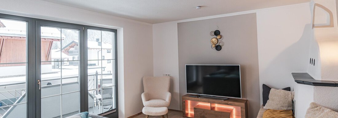 Schlafzimmer mit Doppelbett und Ofen - APART Naturcamping Kuprian - Huben