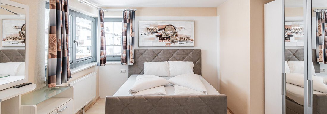 Doppelbett mit großem Schrank - APART Naturcamping Kuprian - Huben