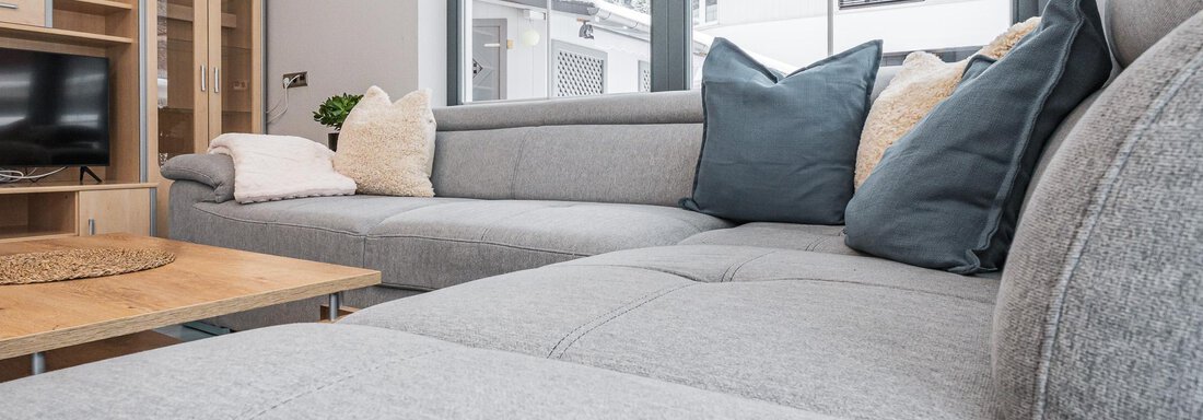 Couch im Wohnzimmer - APART Naturcamping Kuprian - Huben