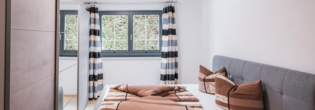 Schlafzimmer mit Doppelbett - APART Naturcamping Kuprian - Huben