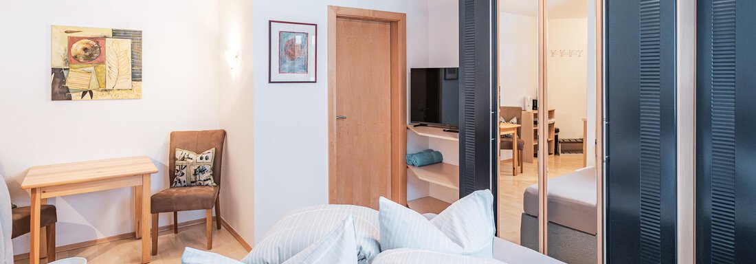 Bett mit Schwebekasten - APART Naturcamping Kuprian - Huben