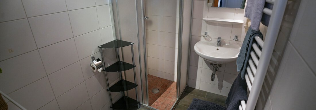 Badezimmer mit Dusche & WC - Appartement Jacqueline Top 1 & Top 2 - Huben