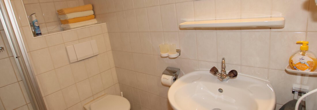 Badezimmer mit Dusche - Appartements Gufler - Huben