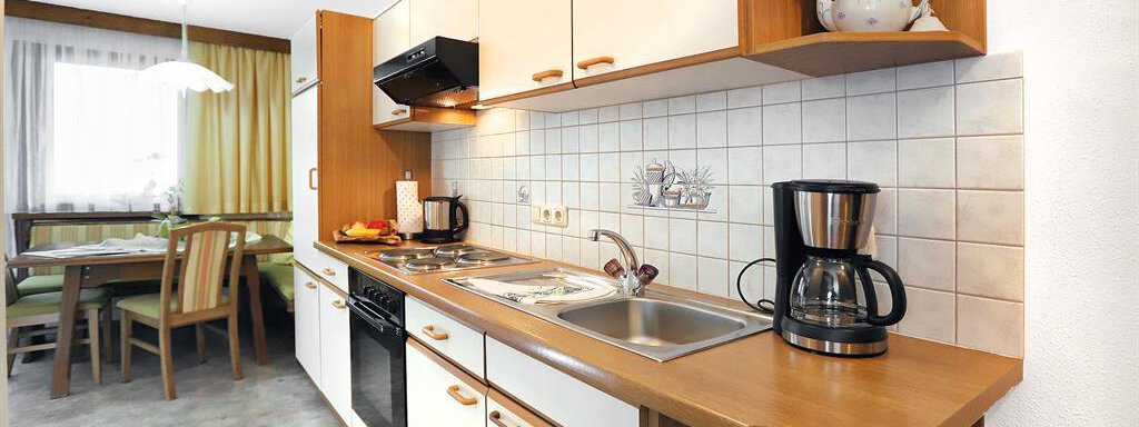 Küche mit Essecke - Ferienhaus Nösig - Huben