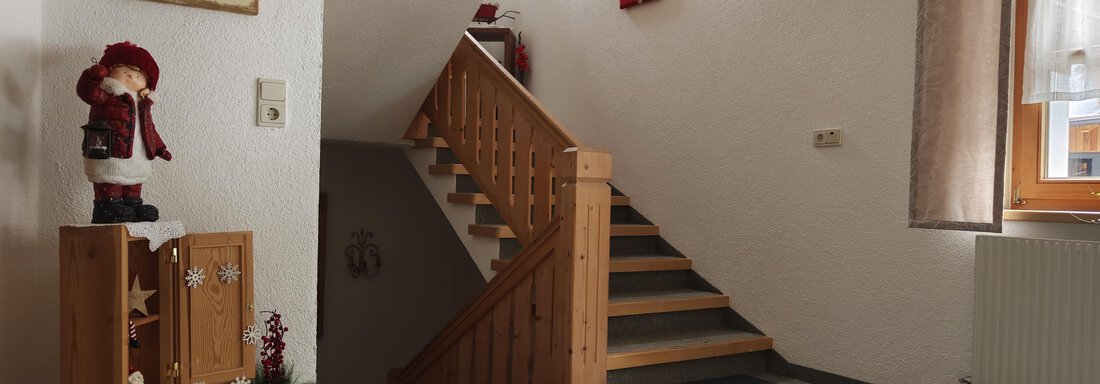 Stiegenaufgang zum Zimmer - Ferienwohnungen Stabentheiner - Huben