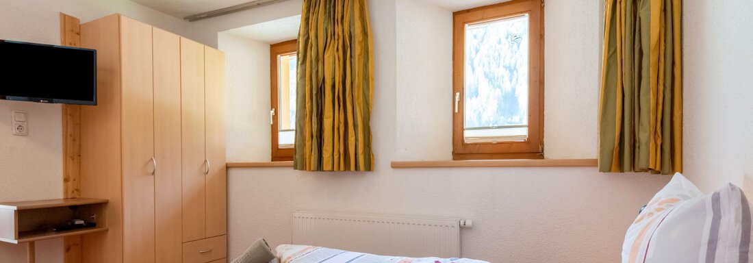 Schlafzimmer 2 im Apart Top 1 - Haus Anna - Huben
