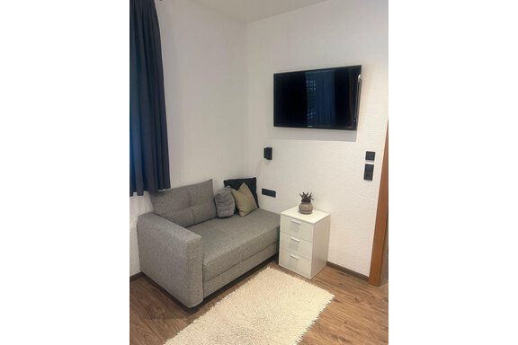 gemütliche Sitzecke mit Flat TV - Alpenapart Grüner - Längenfeld