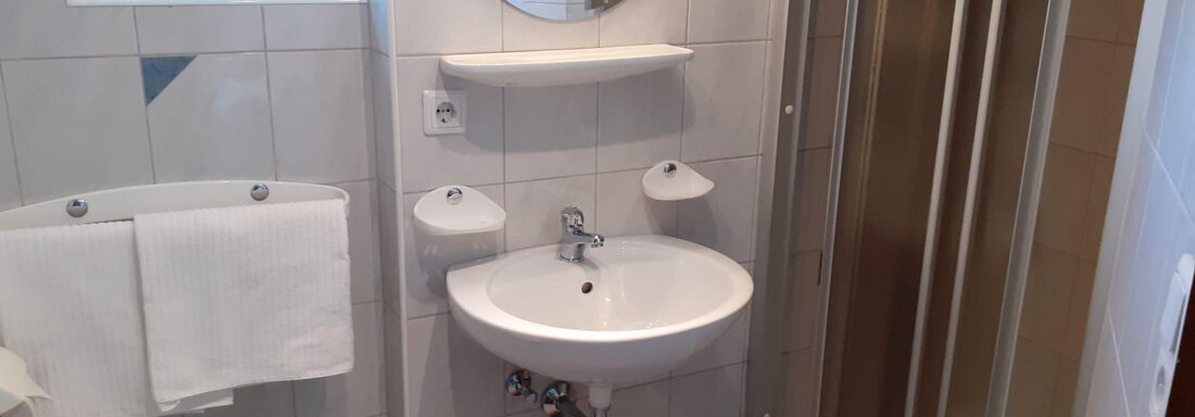 Badezimmer mit Dusche und WC - Apart Alpenland Maurer - Längenfeld
