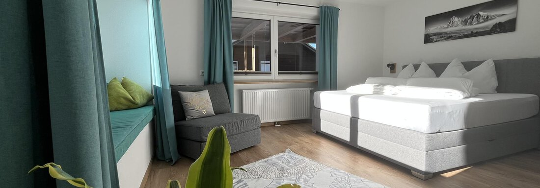Zimmer mit Doppelboxspringbett und Schlafsessel | © PATRICA HAUSEGGER (CC C) Zimmer mit Doppelboxspringbett und Schlafsessel - Apart Aurelia - Längenfeld