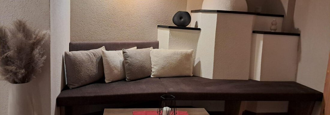 Wohnzimmer mit Kachelofen | © Apart im Tal (CC C) Wohnzimmer mit Kachelofen - Apart im Tal - Längenfeld