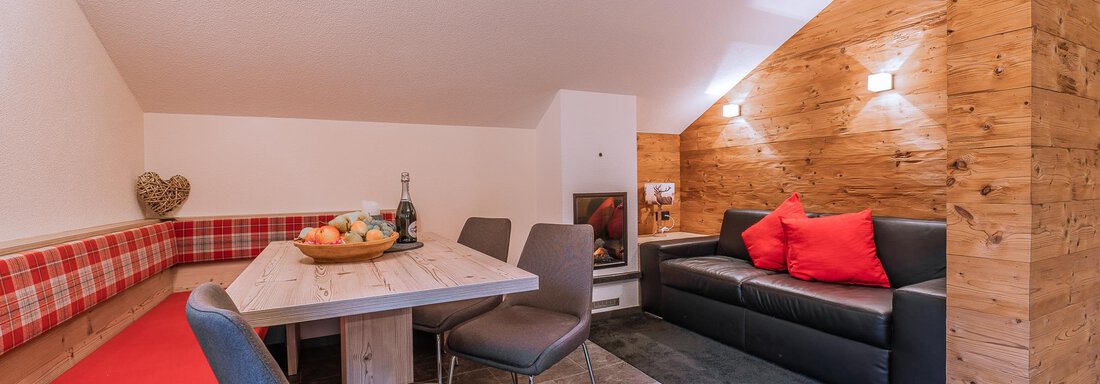 Essbereich mit Wohnecke Essbereich mit Wohnecke - Apart Kuprian Chalet - Längenfeld