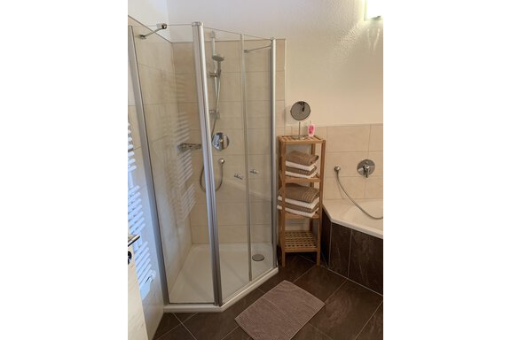 Badezimmer Mit Badewanne und Dusche - Apart Reich - Längenfeld