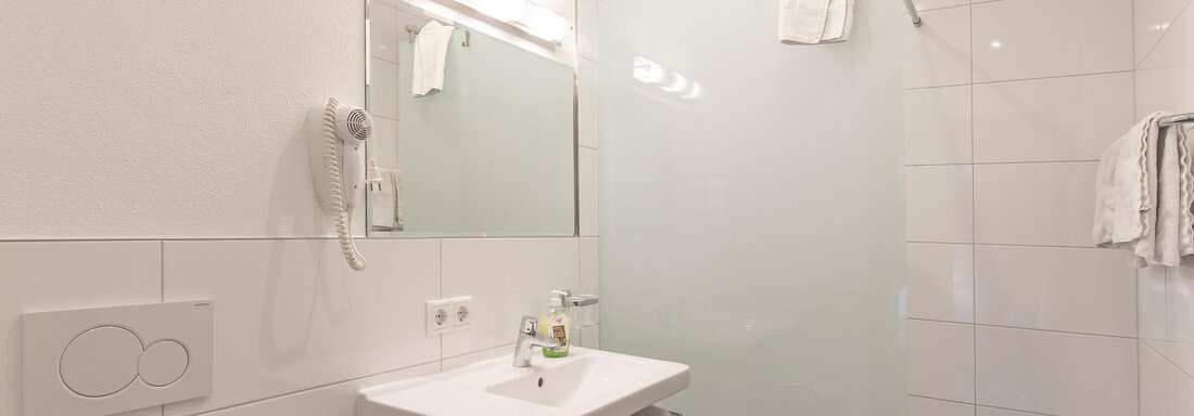 Badezimmer mit Dusche und WC - Apart Stipplerhof - Längenfeld