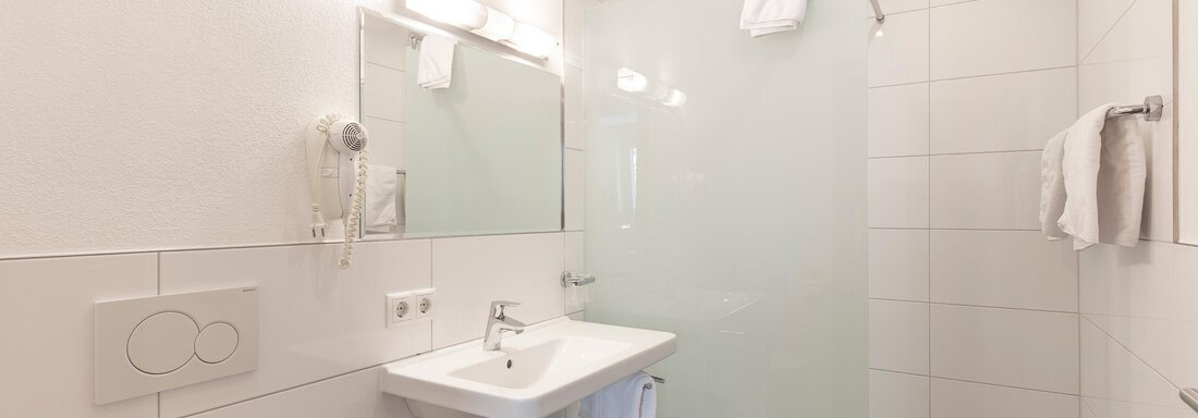 Badezimmer mit Dusche und WC - Apart Stipplerhof - Längenfeld