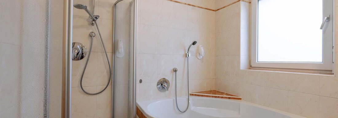 Eckbadewanne und Dusche - Apartment Steindl - Längenfeld