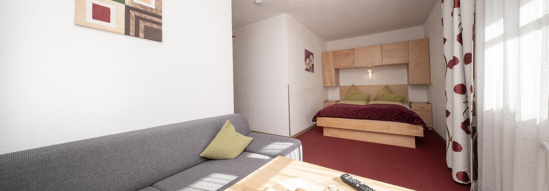 Enzian Schlafzimmer Nr.2 mit Balkon Enzian Schlafzimmer Nr.2 mit Balkon - Appart Klotz - Längenfeld
