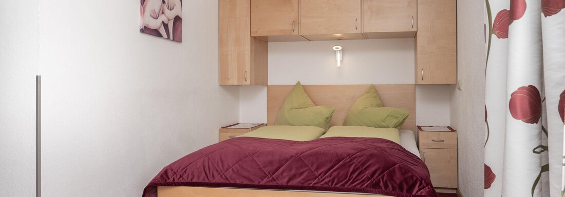 Enzian Schlafzimmer Nr.2 mit Balkon - Appart Klotz - Längenfeld