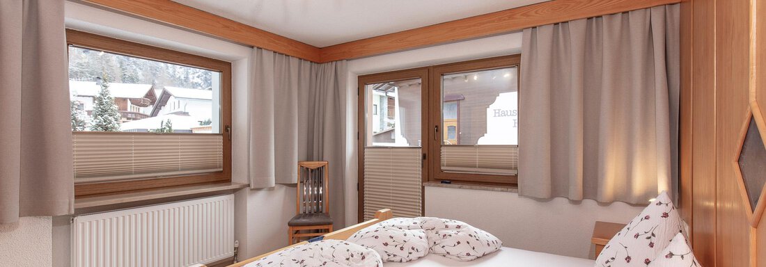 App1 Schlafzimmer rechts - Appartement Rosengarten - Längenfeld