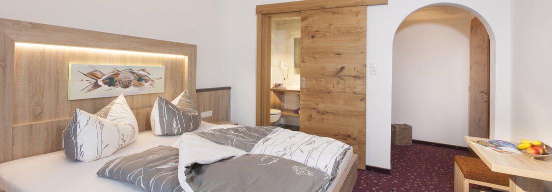 Doppelzimmer mit angrenzendem Badezimmer - Appt. Lehnhof - Längenfeld