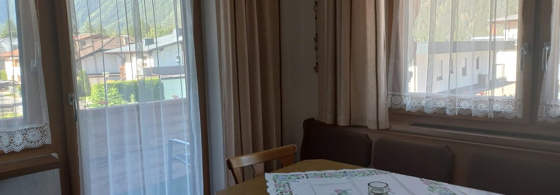 gemütliche Essecke mit Zugang zum Balkon - Appt. Plattner Leni - Längenfeld