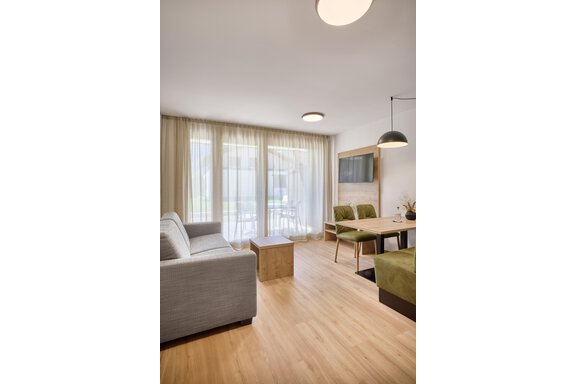 Wohnküche mit Ausblick auf Terrasse und Garten | © Christoph Noesig (CC C) Wohnküche mit Ausblick auf Terrasse und Garten - Das Refugium - Längenfeld