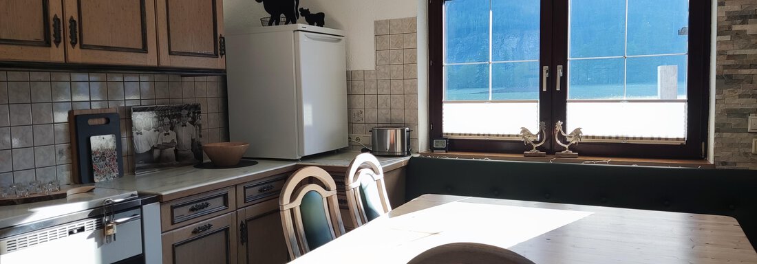 Küche mit Blick zum Kühlschrank - Ferienhaus Tami - Längenfeld