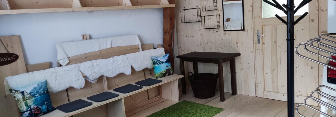 Ankleidebank mit Helmablage - Ferienhaus Tami - Längenfeld