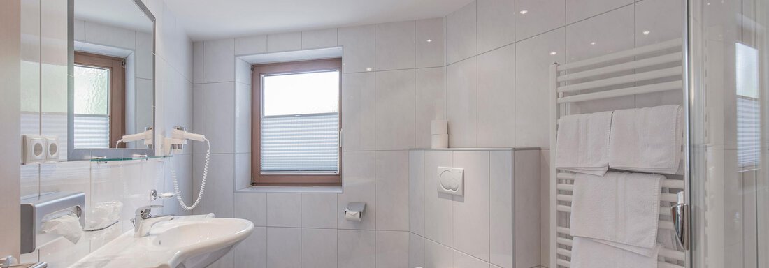 Doppelzimmer Gamskogl - Badezimmer | © Tüma GmbH (CC C) Doppelzimmer Gamskogl - Badezimmer - Garni Hanni - Längenfeld