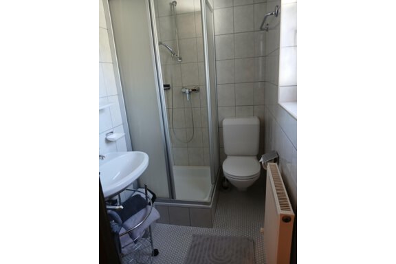 Doppelzimmer Dusche WC 1. Stock - Gästehaus Ennemoser - Längenfeld