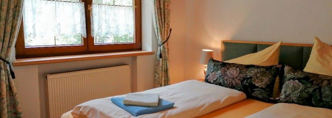 Zimmer Nr. 2 Schlafzimmer - Gästehaus Judith - Längenfeld