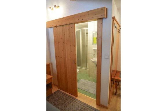 Badezimmer mit Dusche und WC - Hauertalerhof - Längenfeld