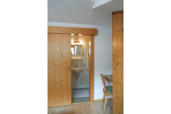 angrenzendes Badezimmer mit Dusche und WC - Hauertalerhof - Längenfeld