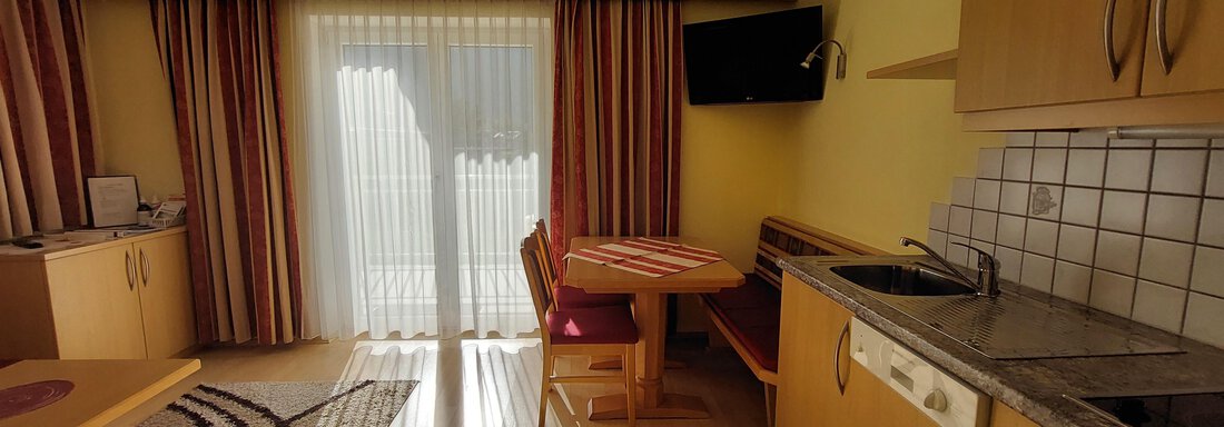 Wohnzimmer mit Küche, und Ausziehbaren Sofa Wohnzimmer mit Küche, und Ausziehbaren Sofa - Haus Appartements Tanja - Längenfeld