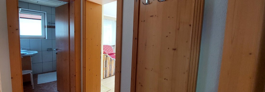 Vorraum mit Spiegel und Kleiderhacken - Haus Appartements Tanja - Längenfeld