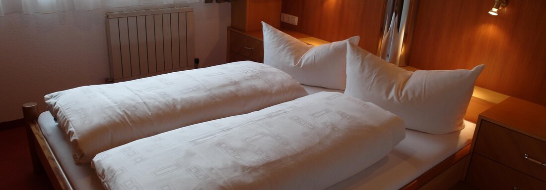 Schlafzimmer (Bett 160x200cm) | © Eva-Maria Klotz (CC C) Schlafzimmer (Bett 160x200cm) - Haus Bellevue - Längenfeld