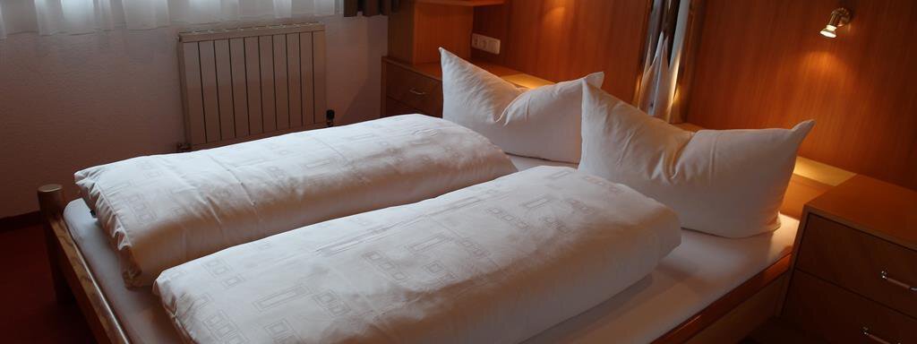 Schlafzimmer | © Eva-Maria Klotz (CC C) Schlafzimmer - Haus Bellevue - Längenfeld