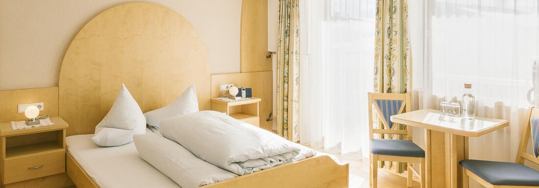 Dreibettzimmer | © Elias Holzknecht (CC C) Dreibettzimmer - Haus Heidehof - Längenfeld