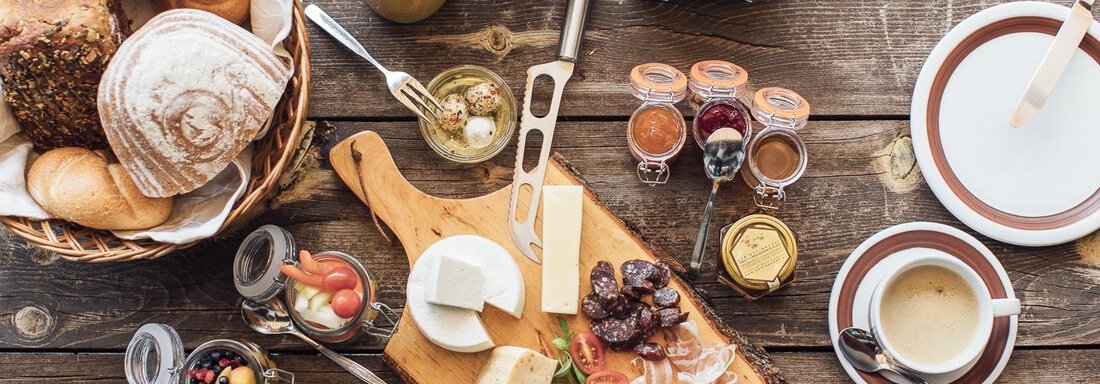 Frühstück mit Produkten vom Bauernhof - Haus Heidehof - Längenfeld