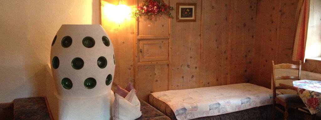Wohnzimmer mit Bauernofen Wohnzimmer mit Bauernofen - Haus Helena - Längenfeld