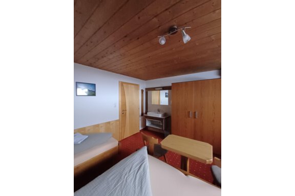 3 Bettzimmer mit Waschbecken - Haus Helene Prantl - Längenfeld