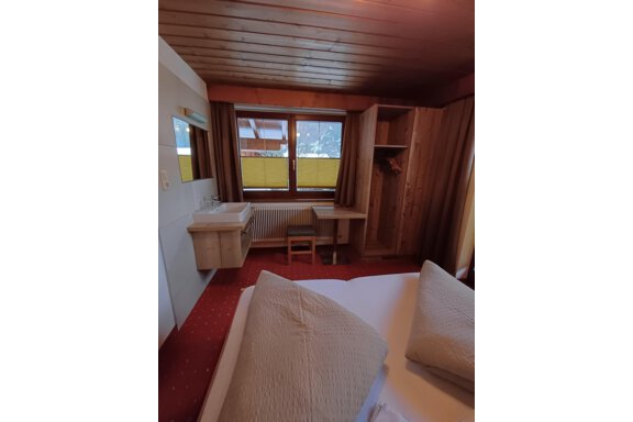 Doppelzimmer mit Waschbecken - Haus Helene Prantl - Längenfeld