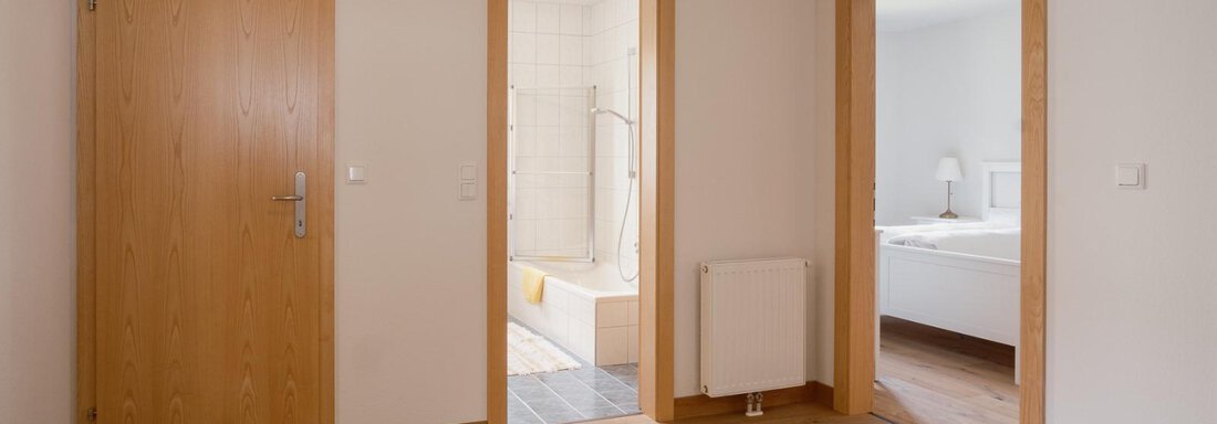 A bright hallway with three doors. Two doors lead to bedrooms, one to the bathroom. - Haus Margret - Längenfeld