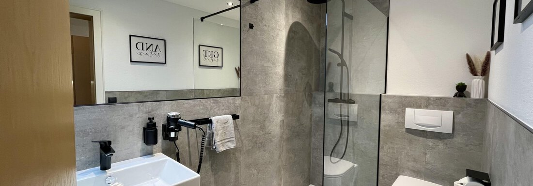 Badezimmer mit Dusche und WC - Haus Markus - Längenfeld
