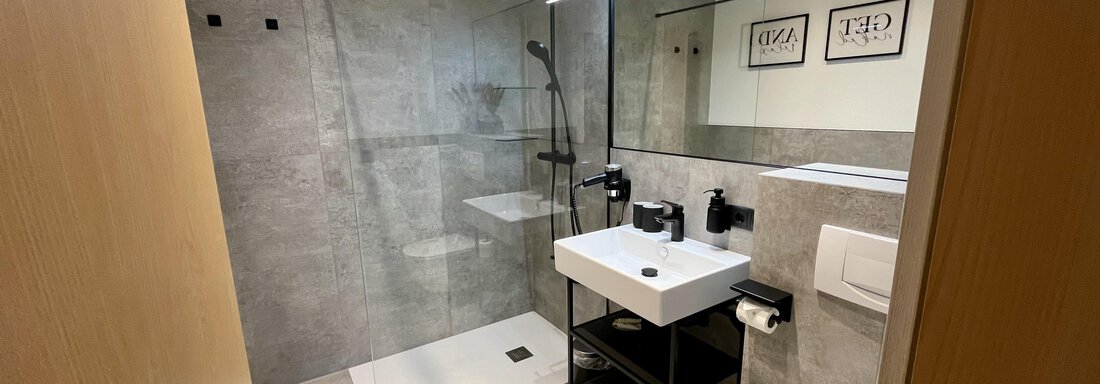 Badezimmer mit Dusche und WC - Haus Markus - Längenfeld